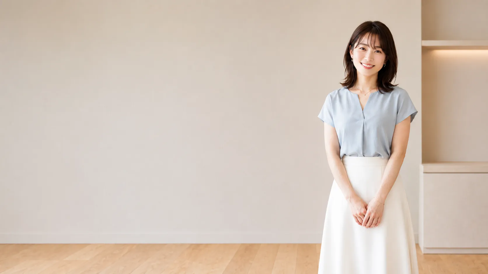 自然な表情で立つ30代の日本人女性