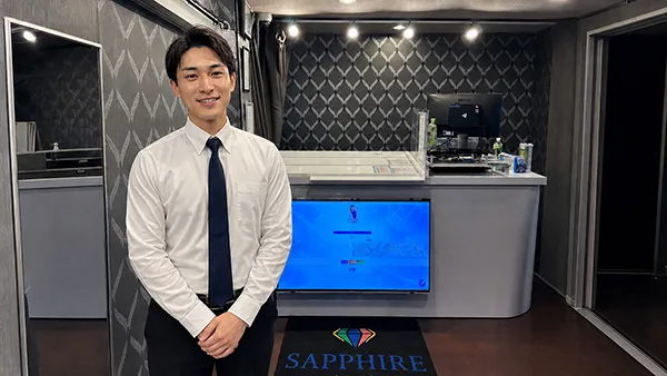 サファイアのフロントに立つ採用担当者