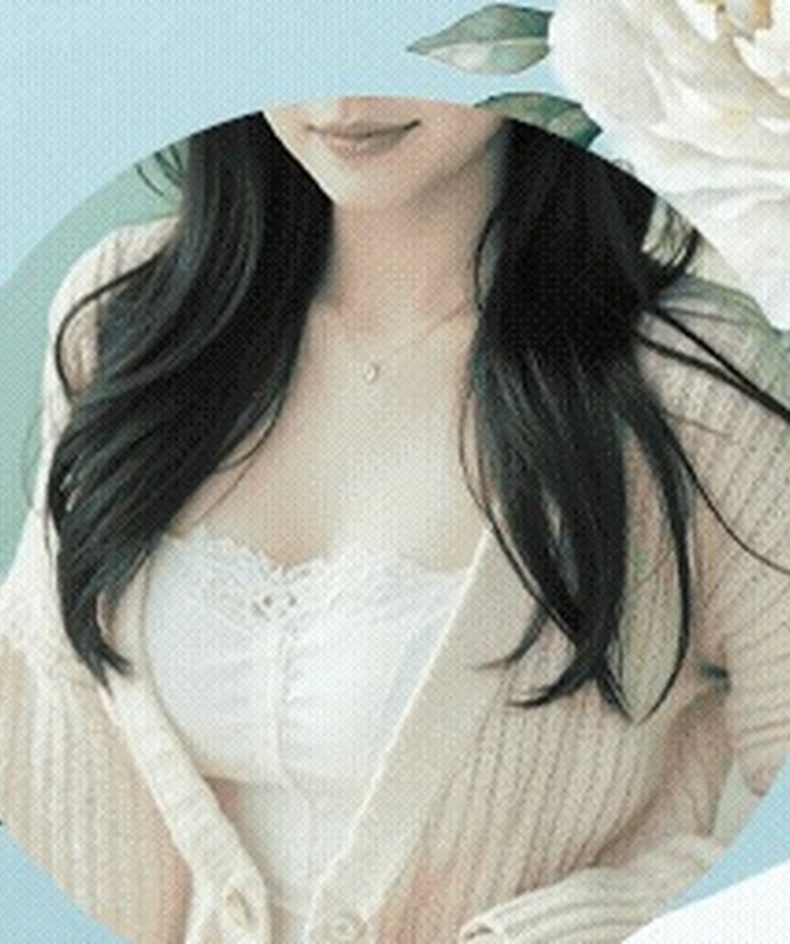 上品な白い装いの女性イメージ